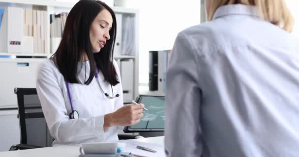 Vrouwelijke Gynaecoloog Toont Ultrasone Scan Van Kind Tablet Aan Patiënt — Stockvideo