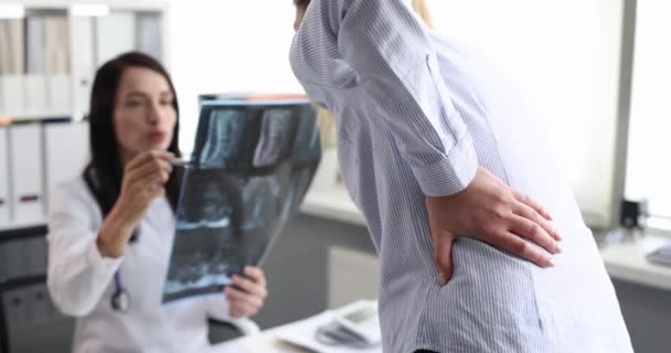 Arzt Untersucht Röntgenbild Eines Patienten Mit Rückenschmerzen Ursachen Von Rückenschmerzen — Stockvideo