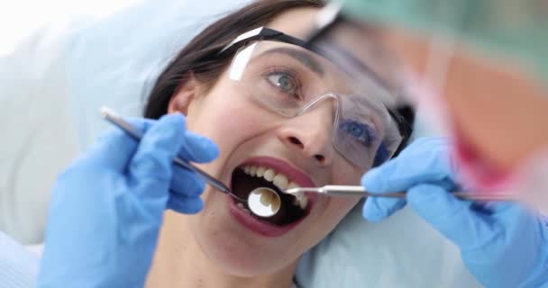 Dentista Realiza Exame Médico Cavidade Oral Paciente Conceito Tratamento Dentário — Vídeo de Stock