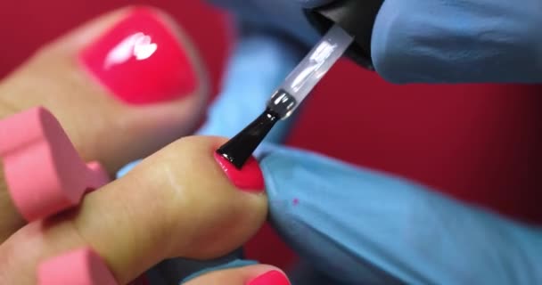 Mistrz Kosmetolog Malowanie Paznokcie Nóg Kobiety Czerwonym Lakierem Zbliżenie Film — Wideo stockowe
