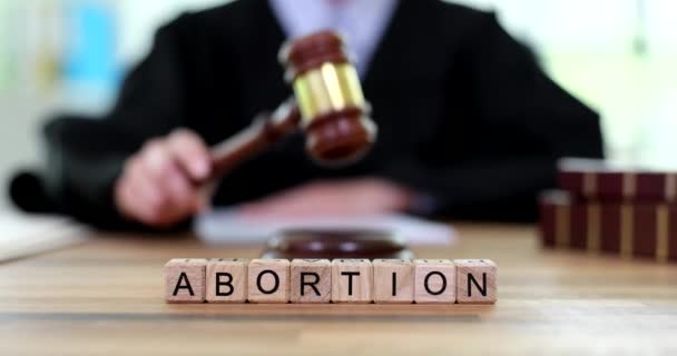 Λέξη Έκτρωση Ξύλινα Κύβους Στον Πάγκο Δικαστή Ανώτατο Δικαστήριο Των — Αρχείο Βίντεο