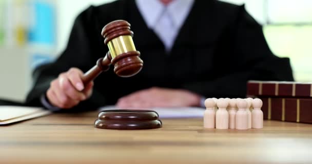 Soud Občanské Právo Figurky Lidí Soudce Kladívko Ztráta Občanství Úsudek — Stock video