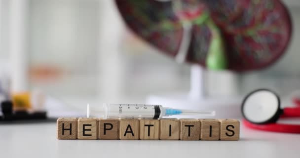 Palavra Hepatite Construída Cubos Madeira Seringa Contra Modelo Artificial Fígado — Vídeo de Stock