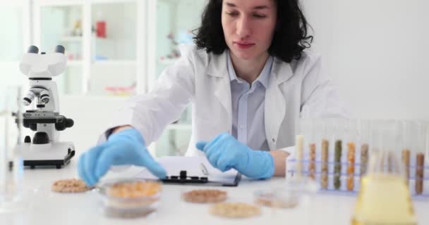 Ciddi Erkek Bilim Adamı Yerinde Karabuğday Taneli Petri Kabını Alıyor — Stok video