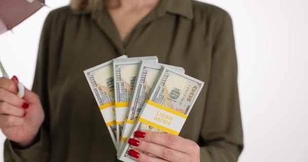 Vrouw Met Dollarbiljetten Fan Rode Paraplu Witte Achtergrond Financiële Zekerheid — Stockvideo