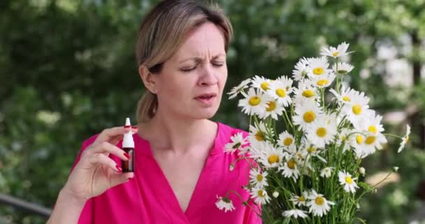 Kobieta Wącha Rumianek Rozpylaniu Nosa Poszukiwaniu Alergii Kwiaty Pojęcie Choroby — Wideo stockowe