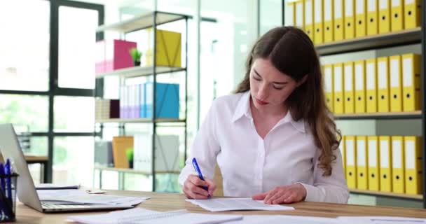 ビジネスウーマンCeoは すぐにオフィスの木製デスクに座っている必要のあるレポートに署名します 重要な契約を扱う女性雇用主 — ストック動画