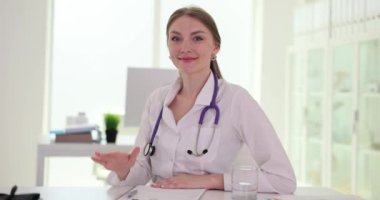 Kadın hemşire klinikteki hastaya el sallıyor. Profesyonel doktor hasta kişiyi ağır çekimde hastanede ağırdan alarak ağırdan alıyor.