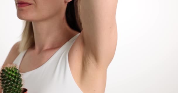 白いシャツの女性は 動脈に植物にミニチュアカクタスを保持しています 脇腹部の衝動的な痛みを持つ女性 健康問題のコンセプトの遅い動き — ストック動画