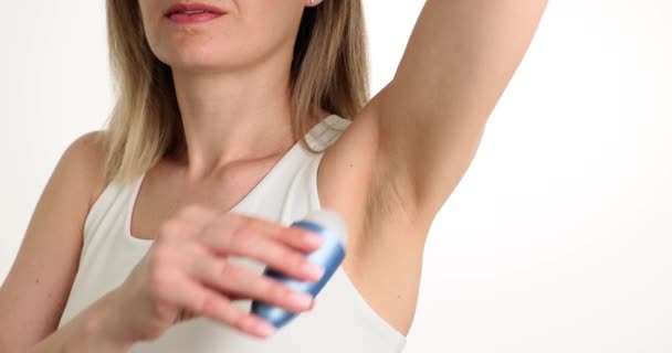 Młoda Kobieta Białej Bluzce Używa Przezroczystego Dezodorantu Aby Zapobiec Potowi — Wideo stockowe