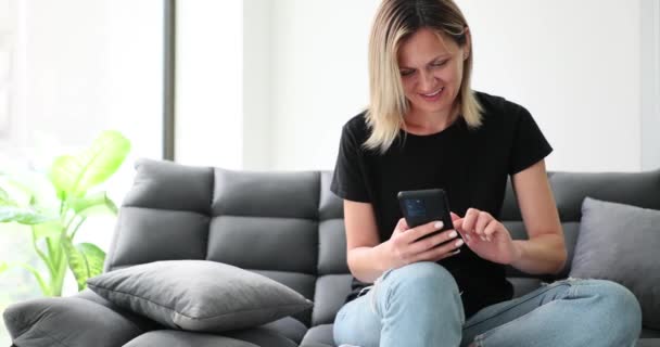 女性打字的消息最好的朋友在黑色智能手机待在家里 女人喜欢和女朋友在网上聊天慢动作 — 图库视频影像