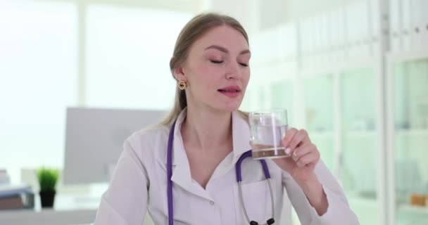 Profesionální Lékař Stetoskopem Pije Sklenici Vody Klinice Sestra Pečující Wellness — Stock video