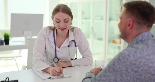 Homme Patient Écoute Médecin Écrit Prescription Sur Presse Papiers Dans — Video
