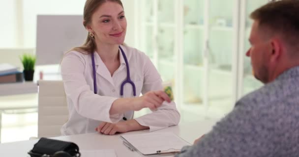 Επαγγελματίας Γιατρός Δίνει Πλαστικό Μπουκάλι Χάπια Αρσενικό Ασθενή Για Θεραπεία — Αρχείο Βίντεο