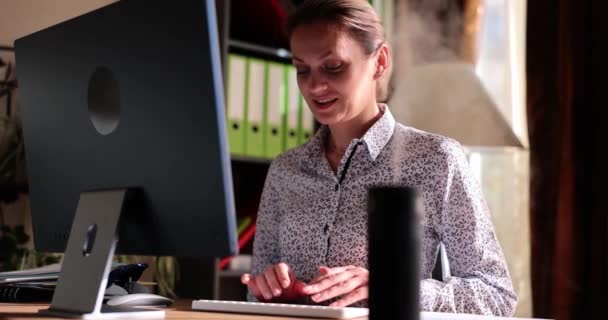 Женщина Фрилансер Работает Дистанционно Компьютером Домашнем Офисе Увлажнителем Женщина Блузке — стоковое видео