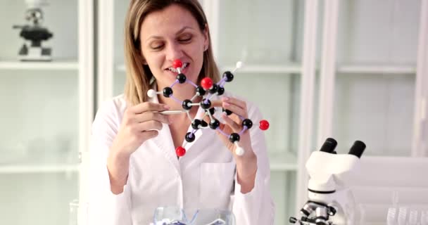Konzentrierte Chemikerin Zeigt Mit Bleistift Auf Molekulares Modell Wissenschaftlerin Weißen — Stockvideo