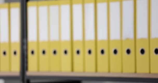 노란색 바인더는 사무실 아카이브의 선반에 지어있었습니다 회사의 구조로 구성된 비즈니스 — 비디오