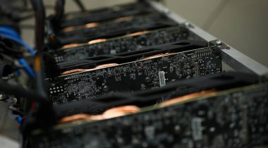 Yeni modern bilgisayar ana kartının Cpu yüklü hali. Entegre iletişim işlemcisi. Bilgi mühendisliği bileşeni ve teknoloji haşere madenciliği kavramı