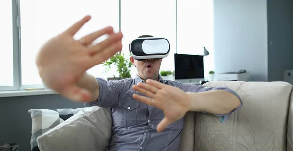 Nahaufnahme Eines Jungen Mannes Der Ein Realistisches Bild Virtual Reality — Stockfoto