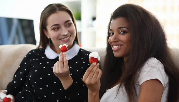 Portret Van Twee Lachende Mooie Vrouwtjes Met Lekkere Rode Bessen — Stockfoto