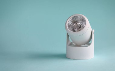 Elektrikli beyaz lambaya yakın çekim. Kapalı ya da açık hava dekoratif unsurları. Enerji tasarrufu ampulü, lamba, spot ışığı. Elektrik donanımı konseptinin onarımı ve bakımı