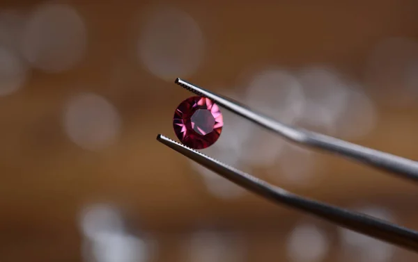 Close Tweezers Holding Gemstone Professional Jeweler Using Special Equipment Jeweller — Stock Photo, Image