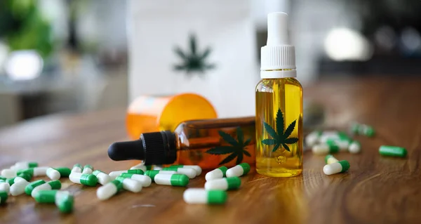 Zbliżenie Medycznych Produktów Marihuany Kapsułek Oleju Cannabinoid Butelce Liściem Marihuany — Zdjęcie stockowe