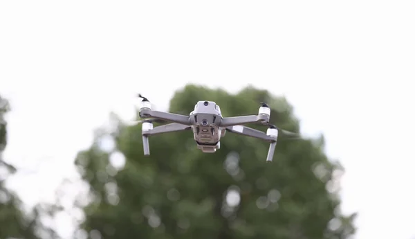 Крупный План Современного Квадрокоптера Летящего Небе Цифровая Камера Полете Дистанционным — стоковое фото
