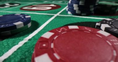Yeşil bahis masasında üzerinde numaralar olan renkli poker fişleri yığını. Kumar şans oyunu. Gece hayatı konseptinde modern eğlence