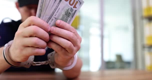 Fbi Agent Met Handboeien Houdt Geld Contant Het Kantoor Man — Stockvideo