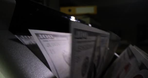 Білль Про Лічильник Обробки Доларів Темному Приміщенні Підрахунок Грошей Банку — стокове відео