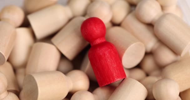 Figuras Madeira Simbolizando Seres Humanos Encontram Heap Com Figura Vermelha — Vídeo de Stock