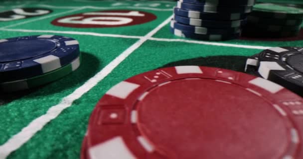 数字のグリーンベッティングテーブルにカラフルなポーカーチップのスタック チャンスの賭博ゲーム ナイトライフコンセプトの現代エンターテインメント — ストック動画