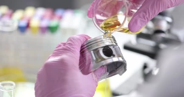戴防护手套的科学家在内燃机活塞上注入发动机油 实验室机械部件的维护 — 图库视频影像