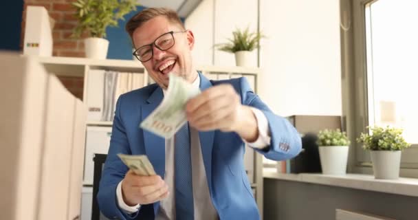 Ευτυχισμένος Επιχειρηματίας Μπλε Κοστούμι Σκορπίζει Χρήματα Στο Γραφείο Άνθρωπος Γυαλιά — Αρχείο Βίντεο