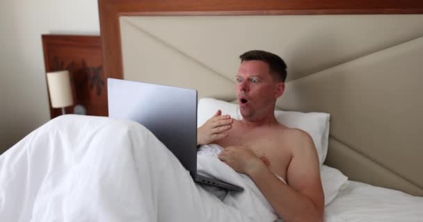 Man Ondernemer Met Een Verrassende Uitdrukking Kijkt Naar Laptop Monitor — Stockvideo