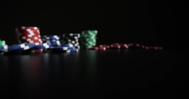 赤い透明ダイスは カジノチップの束の近くでバウンスダウンします カジノチップとプロのギャンブルゲームのスローモーションを再生するための赤いサイコロ — ストック動画