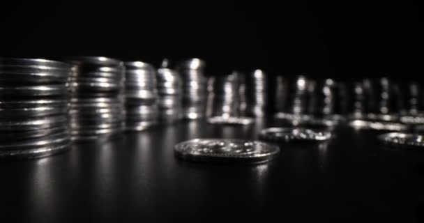 Curva Pilas Monedas Plata Sobre Mesa Negra Con Reflejo Lugar — Vídeos de Stock