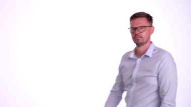 Gözlüklü genç adam sır tutmak için işaret parmağını dudaklarına bastırıyor. Ciddi erkek, boğazını keserek tehdit ediyor ve baş parmağını kaldırıyor.