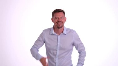 Üç gün sakallı genç adam kendi görünüşünü narsistik bir şekilde inceliyor. Adam saçlarını düzleştiriyor ve gömleğin üst düğmelerini açıyor.