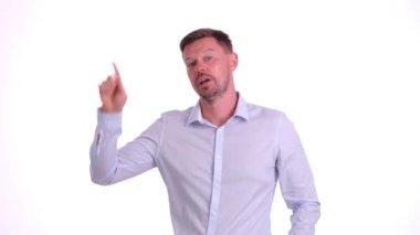 Genç bir erkek satıcı etrafta parmakla gösterilen mal ve hizmetlerden bahseder. Aktif insan, el kol hareketi ve gülümseme yapan ürünlerin özelliklerini tanımlar.