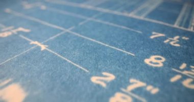 Geometrik problem için matematik formülleri içeren mavi kağıt levha. Taslak üzerinde çizim ve matematik formülleriyle malzeme oluşturma kavramı