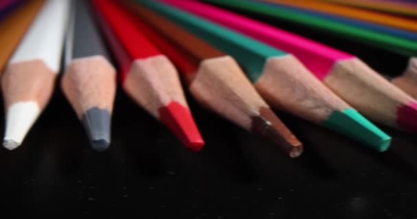 暗い背景に描画する子供のための鋭い着色鉛筆のヒント 学校や仕事のアートを勉強するための文房具 — ストック動画