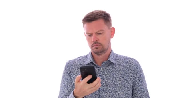 Poważny Młody Człowiek Patrzy Ekran Smartfona Odpowiada Telefony Osoba Rozmawia — Wideo stockowe