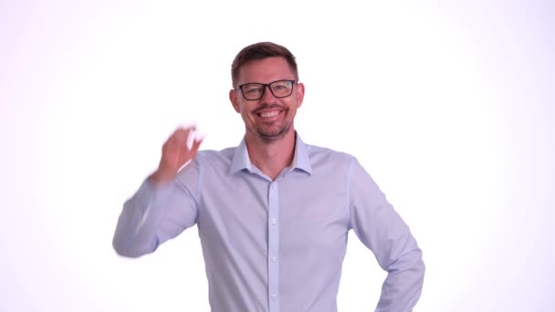 Glimlachende Man Met Drie Dagen Stoppels Gaat Ervandoor Gooit Een — Stockvideo