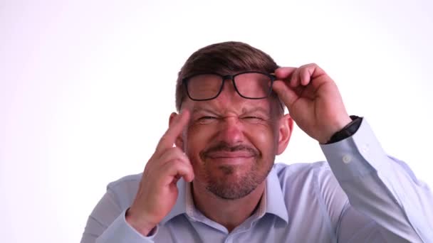 Ung Skäggig Man Med Ögonsjukdom Tar Glasögon Och Kisar Försöker — Stockvideo