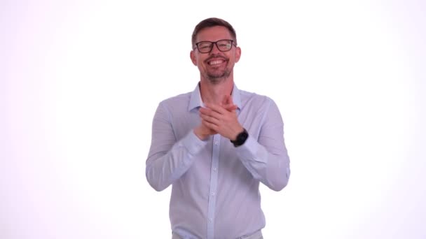 Νεαρός Γυαλιά Χειροκροτεί Χαμογελώντας Και Κουνώντας Κεφάλι Έγκριση Ευχάριστο Αρσενικό — Αρχείο Βίντεο
