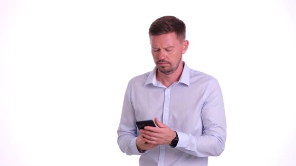 Молодий Бородатий Чоловік Виймає Мобільний Телефон Кишені Вигукує Щасливо Дивлячись — стокове відео