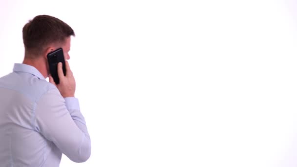 Молодой Человек Светлой Рубашке Нервно Ходит Разговаривая Мобильному Телефону Мужчина — стоковое видео