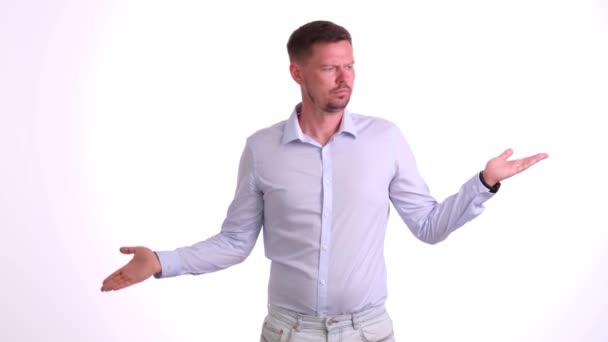 Jovem Estende Mãos Para Lados Imitando Comparação Peso Masculino Faz — Vídeo de Stock